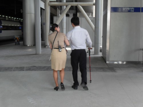 서울역 승강장에서 하차한 몸이 불편한 승객을 엘리베이터로 안내하는 여승무원의 모습이 아름답다. 장애인들이 승강장 내 건물 기둥 등 복잡한 구조물을 안전하게 피해 다니기가 벅차 보인다.