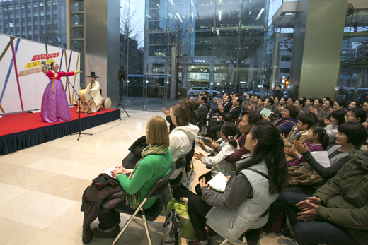 26�� ��ȣ�ƽþƳ� ���� �κ񿡼� Ŭ���� ���ǰ� ���ǰ� ��췯�� ����ȭ�� �ִ� ���� Ư�������� ���ȴ�. (���� = ��ȣ�ƽþƳ���ȭ���)