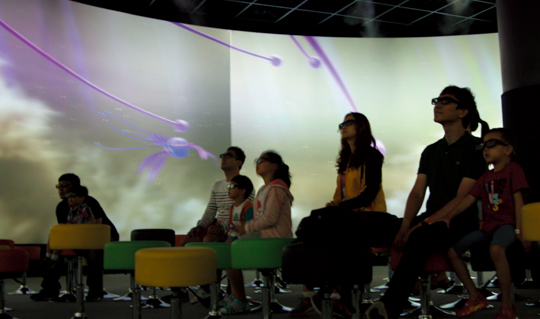 5D영상관 ‘폴라리스’. 관람객들은 둥그렇게 둘러싼 화면에서 생생한 영상을 감상할 수 있다.