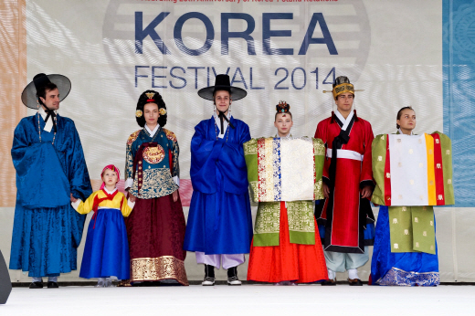 바르샤바에서_개최된_Korea_Festival_2014_한국의_날_행사에서_조선시대_궁중의상_패션쇼가_진행되고_있는_장면