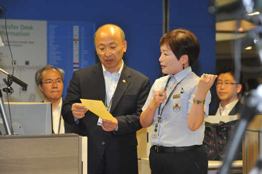 문형표 보건복지부 장관이 5일 오후 영종도 인천국제공항 검역소를 방문, 에볼라 바이러스 검역 실태를 점검하고 있다.