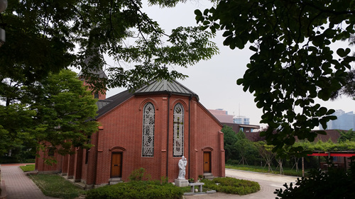 붉은 벽돌이 인상적인, 단아한 모습의 약현성당