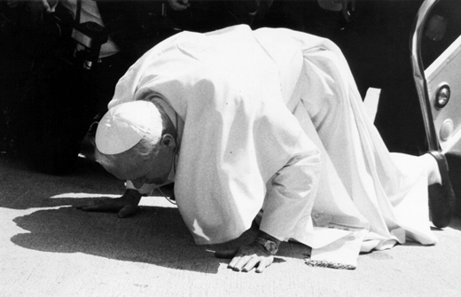 1984년 교황 요한 바오로 2세가 김포공항 착륙 즉시 친구하는 모습. 