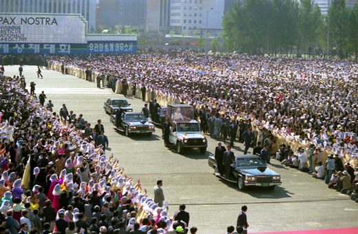 교황 요한 바오로 2세가 1989년 열린 제44차 세계성체대회에서 여의도 미사를 주도하고 있다. 