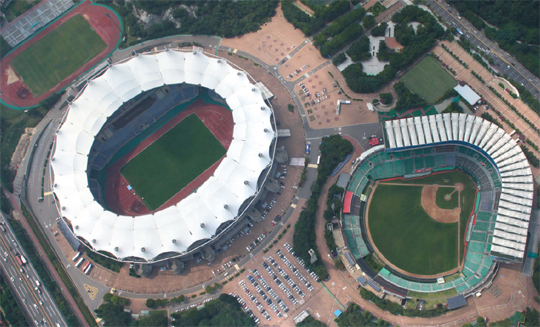 제17회 인천아시아경기대회가 9월 19일부터 10월 4일까지 인천 등 9개 도시에서 진행된다. 우리나라는 금메달 90개 이상으로 5회 연속 종합 2위를 목표로 삼았다. 하늘에서 본 인천문학경기장 주경기장과 야구장.