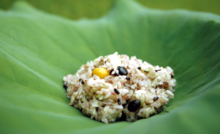 다양한 잡곡이 들어가는 연잎밥은 대표적인 슬로푸드다