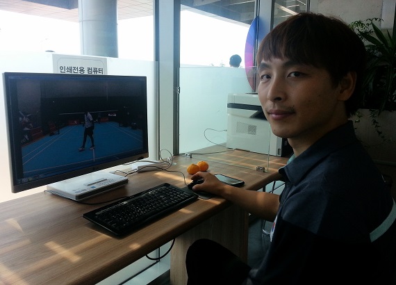 부상으로 훈련을 못하고 있는 남자 배드민턴 김기연 선수가 점심식사 후 PC에서 연습 동영상을 보며 이미지 트레이닝을 하고 있다.
