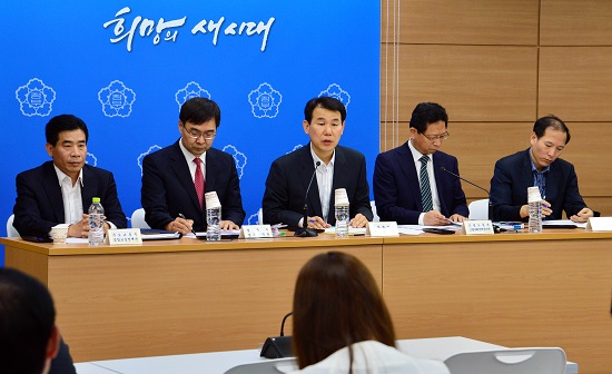 정은보 기획재정부 차관보(가운데)가 지난 22일 정부세종청사에서 ‘장년층 고용안정 및 자영업자 대책’ 관련 관계부처 합동브리핑을 하고 있다.