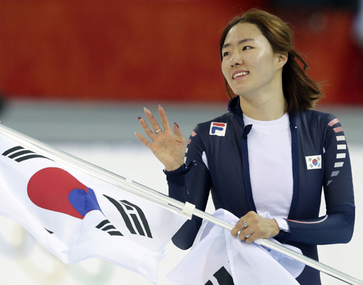 스피드스케이팅 국가대표 이상화가 11일(현지시간) 러시아 소치의 아들레르 아레나에서 열린 2014 소치 동계올림픽 스피드스케이팅 여자 500m 경기에서 올림픽 신기록으로 금메달을 차지한 뒤 태극기를 들고 경기장을 돌고 있다.(사진=저작권자(c)AP연합뉴스.무단전재-재배포금지)