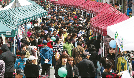 대전 대덕구는 중리행복길에서 봄철과 가을철 매주 토요일 벼룩시장을 열고 있다. 올해 4월 개장한 중리행복길 벼룩시장에 인파가 흘러넘치고 있다.