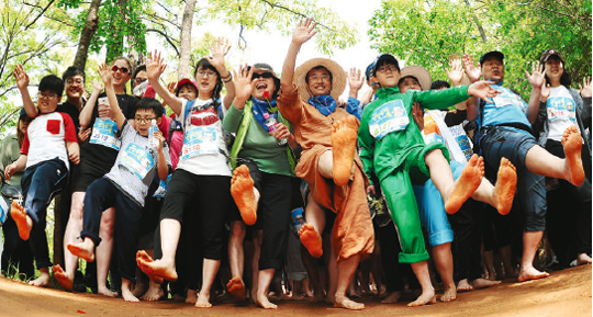 대덕구에서 매년 열리는 ‘계족산 맨발축제’에서 참가자들은 맨발로 황톳길을 걷거나 달리며 자연을 만끽할 수 있다.
