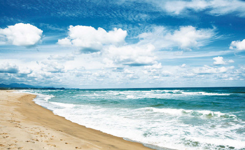 하조대 해변의 드넓은 모래사장이 일품이다.
