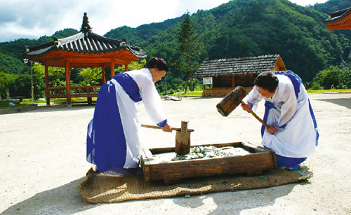 애틋한 사연이 담긴 송천 떡마을에서는 다양한 체험이 가능하다.