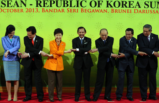 박근혜 대통령이 지난해 10월 9일 오후 브루나이 인터내셔널 컨벤션센터에서 열린 한-ASEAN 정상회의에 앞서 아세안 국가 정상들과 기념촬영하며 손을 맞잡고 있다.(사진=저작권자 (c) 연합뉴스. 무단전재-재배포금지)　 　 
