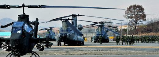 호국훈련을 앞두고 육군항공작전사령부 AH-1S 코브라와 CH-47헬기들이 강원 원주비행장에서 훈련간 공중기동 및 강습작전을 함께 펼칠 육군8사단 장병들과의 사전 예행연습을 위해 대기하고 있다. (사진=국방일보)　