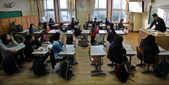 2014년도 대학수학능력시험날인 지난해 11월 7일 오전 서울 종로구 풍문여자고등학교에서 시험감독관이 수험생들에게 유의사항을 전달하고 있다.(사진=저작권자(c)연합뉴스.무단전재-재배포금지)