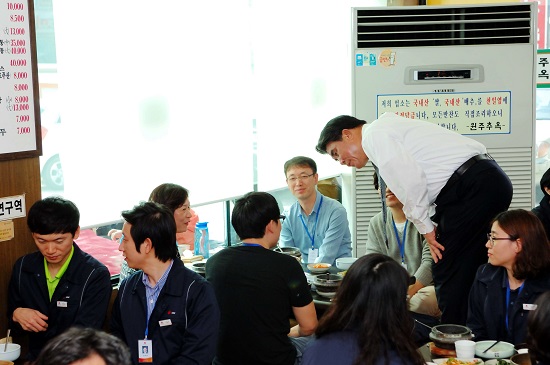 김성회 한국지역난방공사 사장이 지난 봄 방만경영 개선 과정에서 직원들을 찾아 정상화 계획의 필요성 등에 대한 이해를 구하고 있다.  