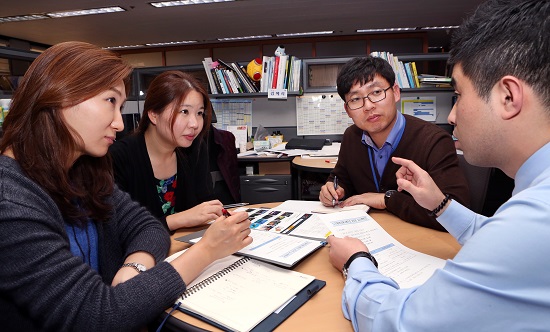 경기도 성남시 분당에 위치한 한국지역난방공사 본사에서 직원들이 고객 만족 등을 위한 회의를 하고 있다.