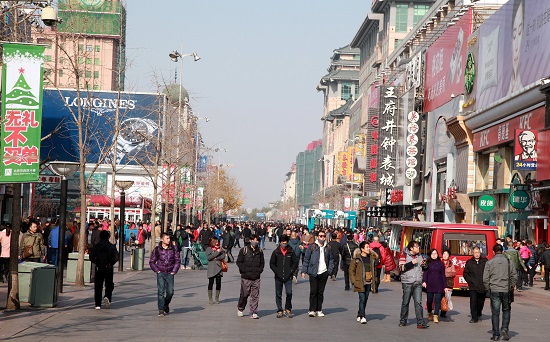 베이징의 대표적인 쇼핑거리 왕푸징. 서울의 명동과 비슷한 곳으로 한중 FTA 발효 이후 이곳에 한국 농식품업체가 입주하게 되기를 기대한다.ㅇ