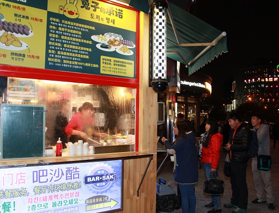 베이징 왕징거리에 위치한 떡볶이 분식집 ‘황금투즈’에 중국인들이 줄을 서 한국간식을 구입하고 있다. 30대 중반의 이곳 사장은 중국 내 프랜차이즈를 목표로 상표도 멋있게 만들어놨다.