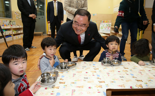 정홍원 국무총리가 16일 오후 서울 종로구 평창동 생명숲 어린이집을 방문해 보육실에서 어린이들을 격려하고 있다.(사진=저작권자(c)연합뉴스.무단전재-재배포금지) 