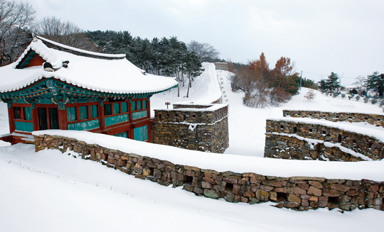 고창읍성 서문인 진서루 일대의 설경.