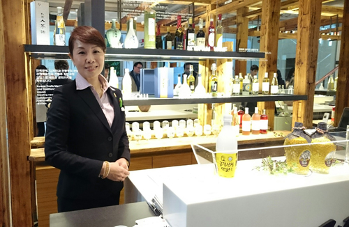 전통주에 대한 설명을 제공해 준 무라오카 유카리, 일본인 막걸리 소믈리에회 회장