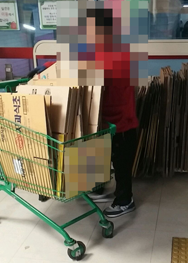 서울시에 위치한 한 대형마트에서 만난 김 모 씨(58)는 몇 년 전 다니던 직장에서 은퇴하게 됐고 계약직으로 어렵사리 재취업에 성공했지만 연휴기간에 지출해야 하는 비용을 생각하니 막막함이 밀려와 귀향을 포기하고 이번 명절에도 일터로 향했다.