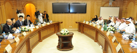문형표 복지부 장관(왼쪽)과 알 카팁 사우디 보건부 장관이 회담하고 있다. 