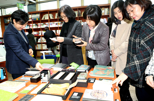 ¡®Ã¥»ç¶û¡¯¿¡¼ ½Ã¹ÎµéÀÌ Ã¥À» Àаí ÀÖ´Ù. Ã¥»ç¶ûÀº ±¹¸³Áß¾Óµµ¼°ü »ç¼ Ãßõµµ¼ µî 2,000¿© ±ÇÀÇ Ã¥°ú ¹®È»óǰÀ» ÆÇ¸ÅÇϸç ÀÛ°¡¿ÍÀÇ ¸¸³², Àι®ÇÐ °¿¬, ÀÛǰ Àü½Ã µî ´Ù¾çÇÑ ÇÁ·Î±×·¥À» ¿î¿µÇÒ °èȹÀÌ´Ù.