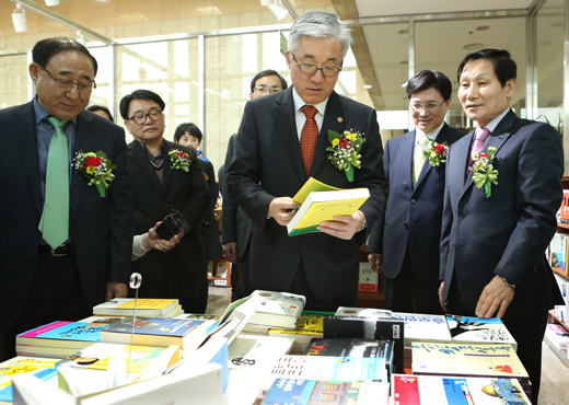 ±¹¸³Áß¾Óµµ¼°ü(°üÀå ÀÓ¿ø¼±)Àº 6ÀÏ º»°ü 1Ãþ¿¡ µµ¼°ü ¼Á¡(Ã¥»ç¶û) ¿î¿µÀ» ½ÃÀÛÇß´Ù. ¼Á¡ ¿î¿µÀº Áö³ÇØ µµ¼Á¤°¡Á¦ ½ÃÇà ÀÌÈÄ Áö¿ª¼Á¡ Ȱ¼ºÈ¸¦ À§ÇÑ ±¹¡¤°ø¸³µµ¼°ü ³» Áö¿ª¼Á¡ À¯Ä¡ÀÇ Ã¹ »ç·Ê·Î Àǹ̰¡ ÀÖ´Ù.