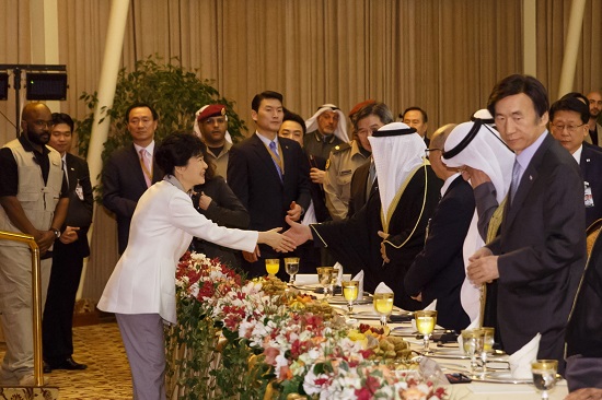 박근혜 대통령이 2일 오후(현지시간) 쿠웨이트 바얀궁에서 열린 한국-쿠웨이트 비즈니스 포럼에 참석하고 있다.(제공=청와대)