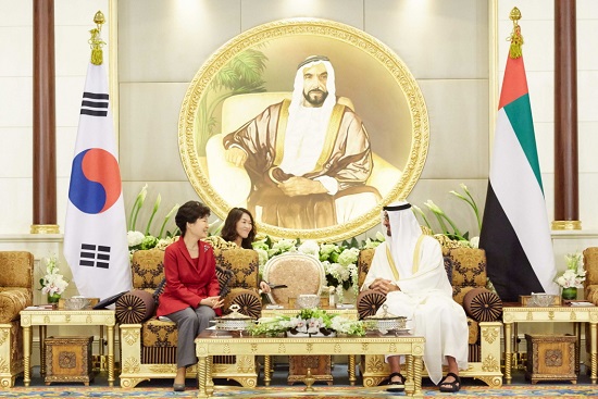 박근혜 대통령과 모하메드 빈 자이드 알 나흐얀 아부다비 왕세제가 5일 오후(현지시간) 아랍에미리트 아부다비 알-무슈리프 궁에서 정상회담을 하고 있다.(제공=청와대)