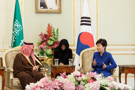 박근혜 대통령이 4일 오후(현지시간) 사우디아라비아 리야드 킹사우드 궁에서 알 왈리드 킹덤홀딩회사 회장을 접견하고 있다.(제공=청와대)
