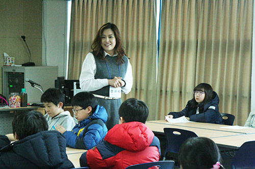 진주아카데미에서는 서울지역에서 활동하는 강사진을 초빙해 지방에서는 쉽게 듣기 힘든 자기주도학습 프로그램을 진행한다.