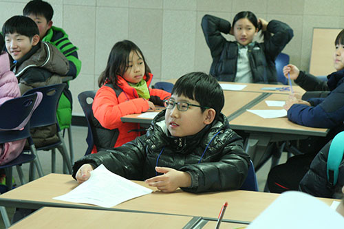 진주아카데미에서는 자기주도학습이나 영어회화프로그램 등 다른 곳에서는 쉽게 배울 수 없지만 꼭 필요한 수업들을 배울 수 있다.