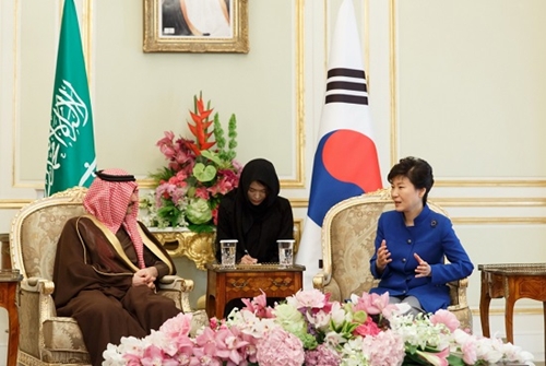 박근혜 대통령이 4일 오후(현지시간) 사우디아라비아 리야드 킹사우드 궁에서 알 왈리드 킹덤홀딩회사 회장을 접견하고 있다.(출처=청와대)