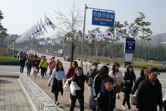 천안함 용사들을 추모하기 위해 수많은 시민들이 줄지어 동참하고