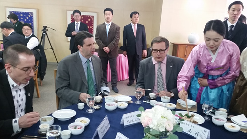 리퍼트 미대사가 조귀분여사의 설명을 들으며 시식을 기다리고 있다