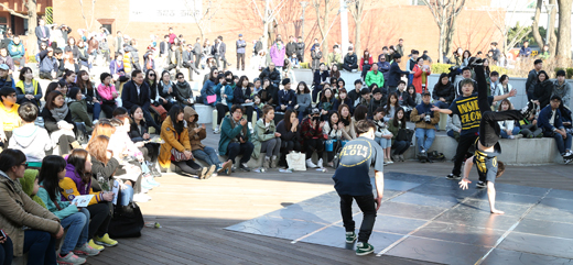 ¹®È°¡ ÀÖ´Â ³¯À» ¸Â¾Æ ´ëÇзΠ¸¶·Î´Ï¿¡ °ø¿ø¿¡¼ ¾ß¿Ü°ø¿¬ÀÌ ¿·Á ½Ã¹ÎµéÀÇ Å« È£ÀÀÀ» ¾ò¾ú´Ù.