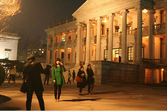 ‘음악으로 역사를 읽다’ 음악회를 찾은 사람들이 덕수궁 석조전 앞에서 사진촬영을 하고 있다.
