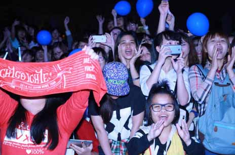 K-pop lovers 축제 결승전을 보기 위해 몰려든 베트남 젊은이들.