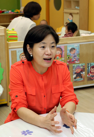 김호인 센터장이 은평구 육아종합지원센터에서 진행하고 있는 시간제 보육 서비스에 대해 설명하고 있다.