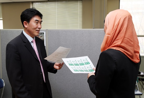 김명호 단장이 무슬림이기도 한 홍시원 할랄식품사업단 연구원과 할랄식품에 대해 이야기를 나누고 있다.