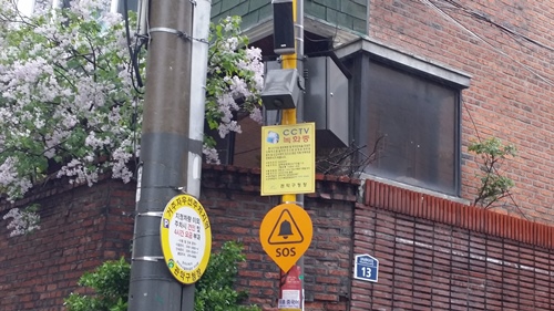 안전모니터봉사단의 건의에 의해 만들어진 CCTV. 주택 골목 사이사이 필요한 곳에 위치해 있었다.