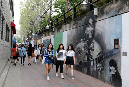 김광석거리를 찾은 사람들이 가수 고 김광석의 벽화를 둘러보며 걷고 있다. 