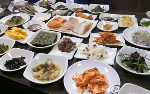 전라도의 풍족한 음식 문화는 예부터 풍족한 식재료에서 기인한다. 한 상 가득 육해공의 음식이 상다리가 부러지도록 차려진다.