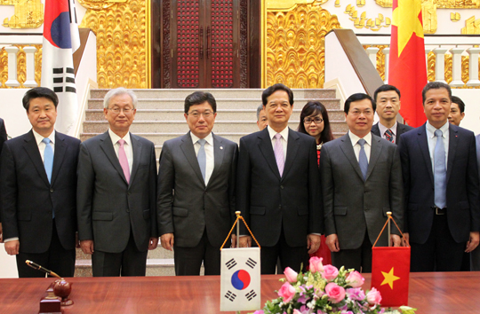 윤상직 산업통상자원부 장관(왼쪽 세번째)과 응웬 떤 중 베트남 총리(왼쪽 네번째), 부 휘 황 베트남 산업무역부 장관(오른쪽 두번째) 등 이 5일 베트남 수도 하노이에서 한·베트남 자유무역협정(FTA)에 정식 서명한 후 기념촬영을 하고 있다. (사진=저작권자 (c) 연합뉴스. 무단전재-재배포금지)