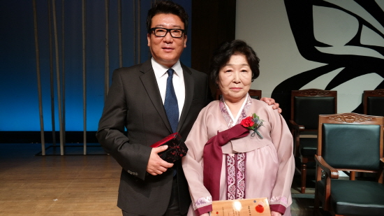 윤제균 감독이 어머니 오수덕 여사와 포즈를 취했다.  