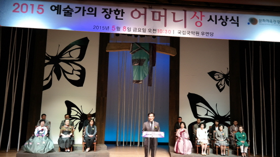2015 예술가의 장한 어머니상  신대남 심사위원장이 경과보고를 하고 있다. 